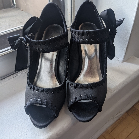 Black Vianni Collection Heels - Picture 1 of 4